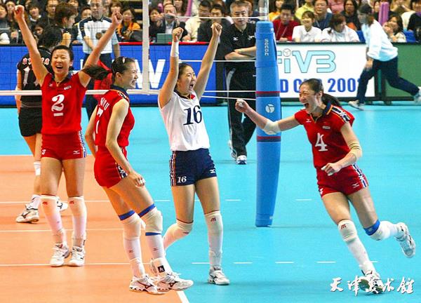 【2 团结协作】2003年第九届女排世界杯决赛中，中国女排最后一球得分欢呼瞬间。.jpg