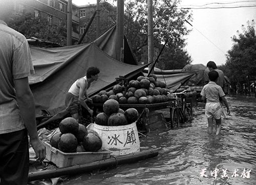 6.李锦河摄影“1988年7月15日暴雨难坏西瓜摊贩”.jpg