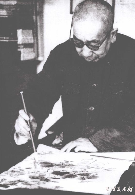 图一 刘子久在作画.jpg 图一 刘子久在作画.jpg